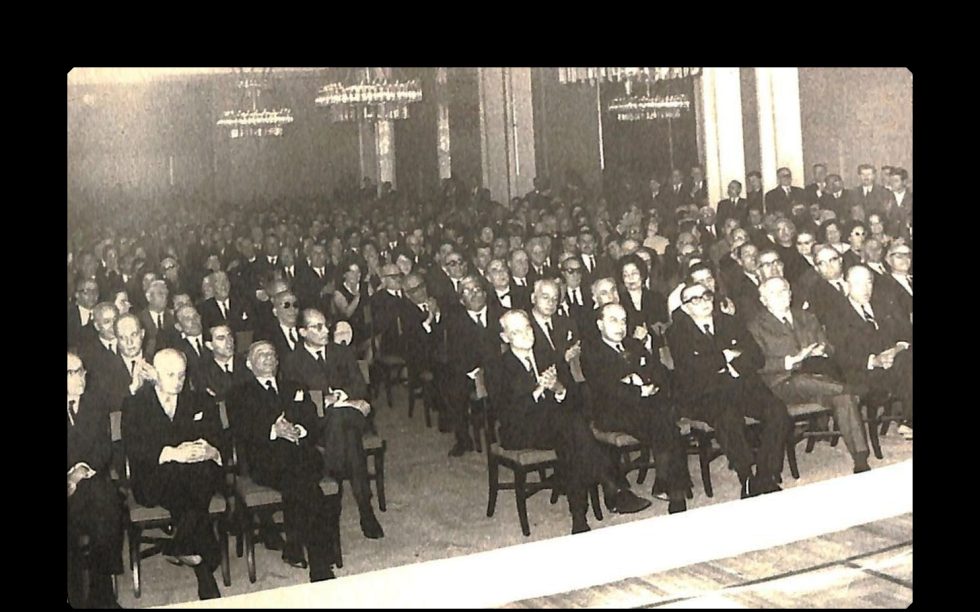 «Χίλτον», Μάρτιος 1966. Τα «σημαίνοντα μέλη της αθηναϊκής κοινωνίας» παρακολουθούν μια από τις διαλέξεις του μελλοντικού «θεωρητικού» της χούντας περί δικτατορίας.